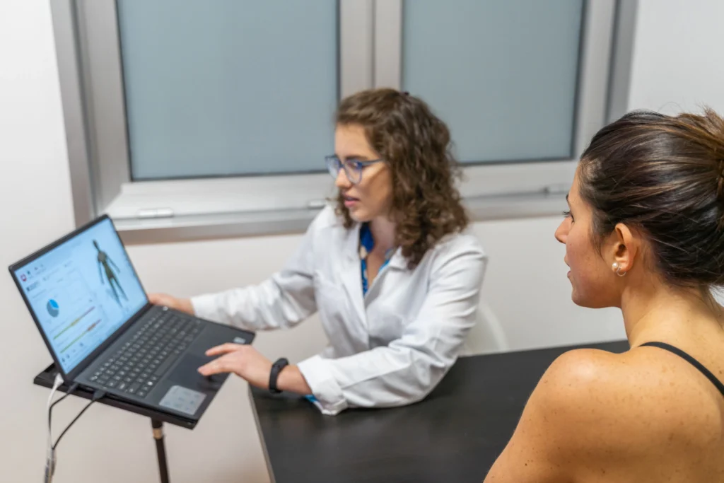 La Dietista Gaia Gussoni mostra alcuni grafici dal laptop ad una sua cliente, nel suo studio di Padova