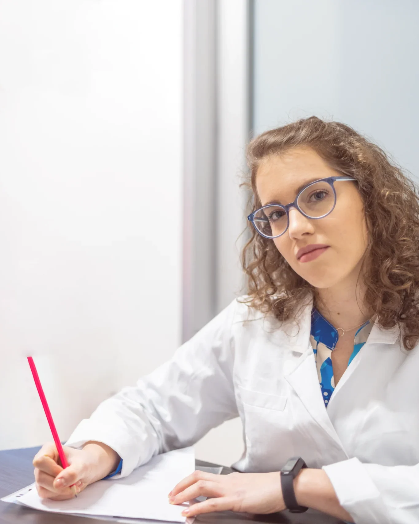 La dietista Gaia Gussoni prende appunti nel suo studio di Padova