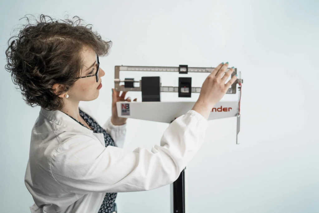 La dietista Gaia Gussoni sta settando una bilancia pesa persone a Padova