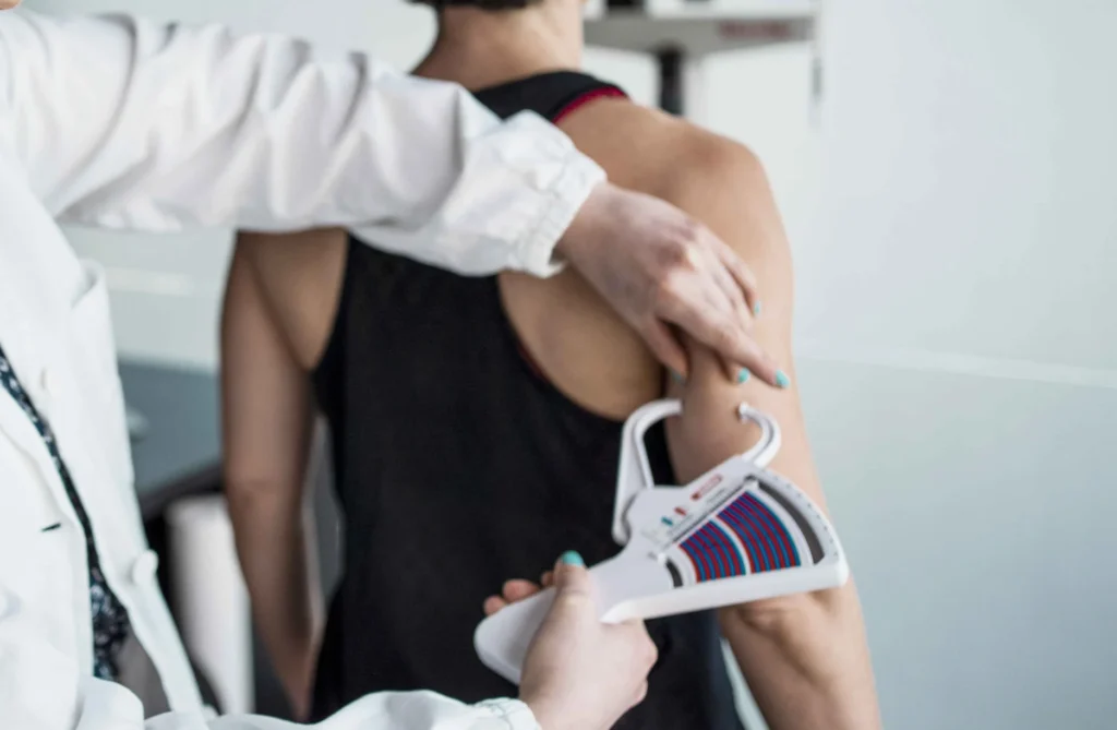 Gaia Gussoni dietista sta prendendo le misure della massa grassa ad un suo utente