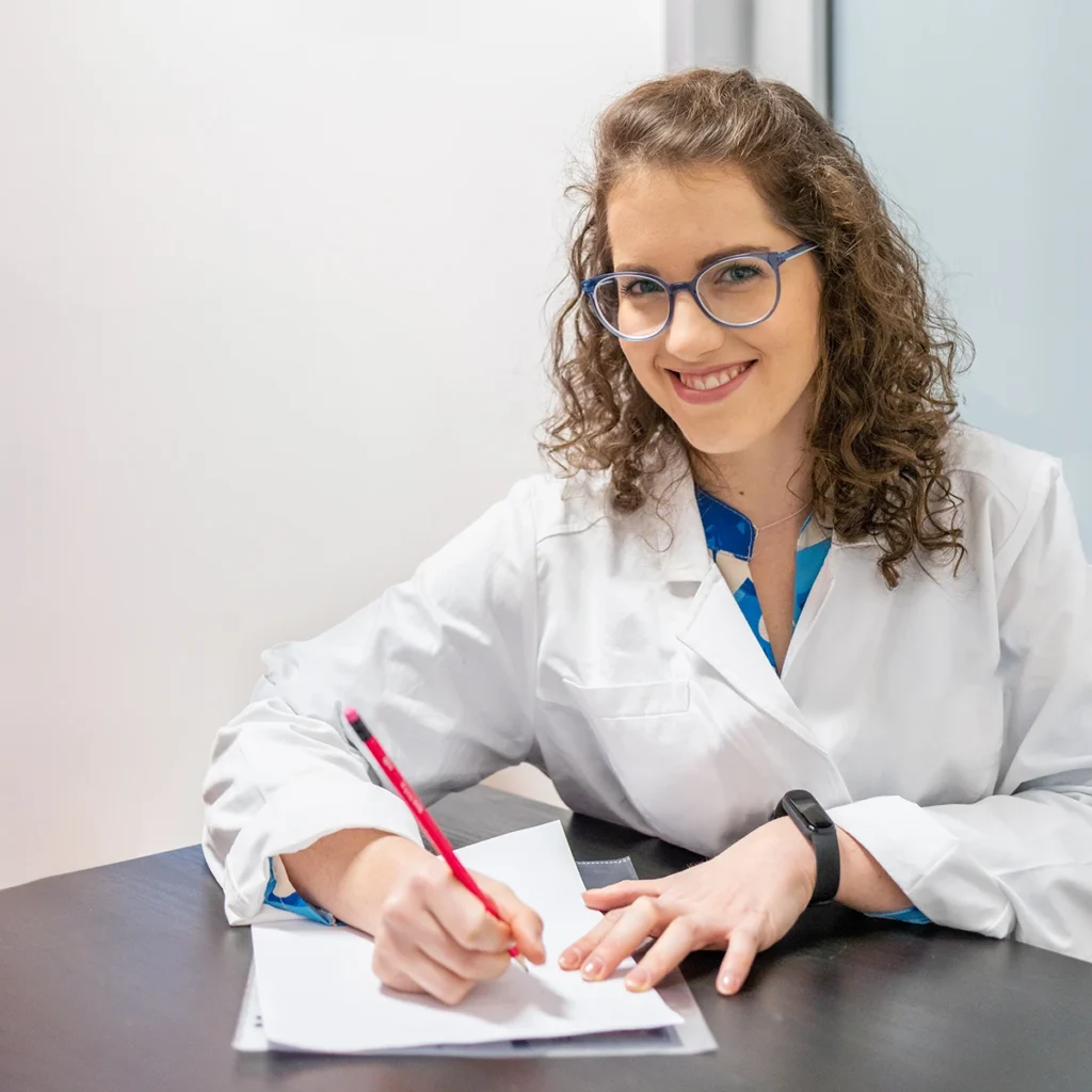 Gaia Gussoni Dietista sorride mentre prende appunti nel suo studio di Padova