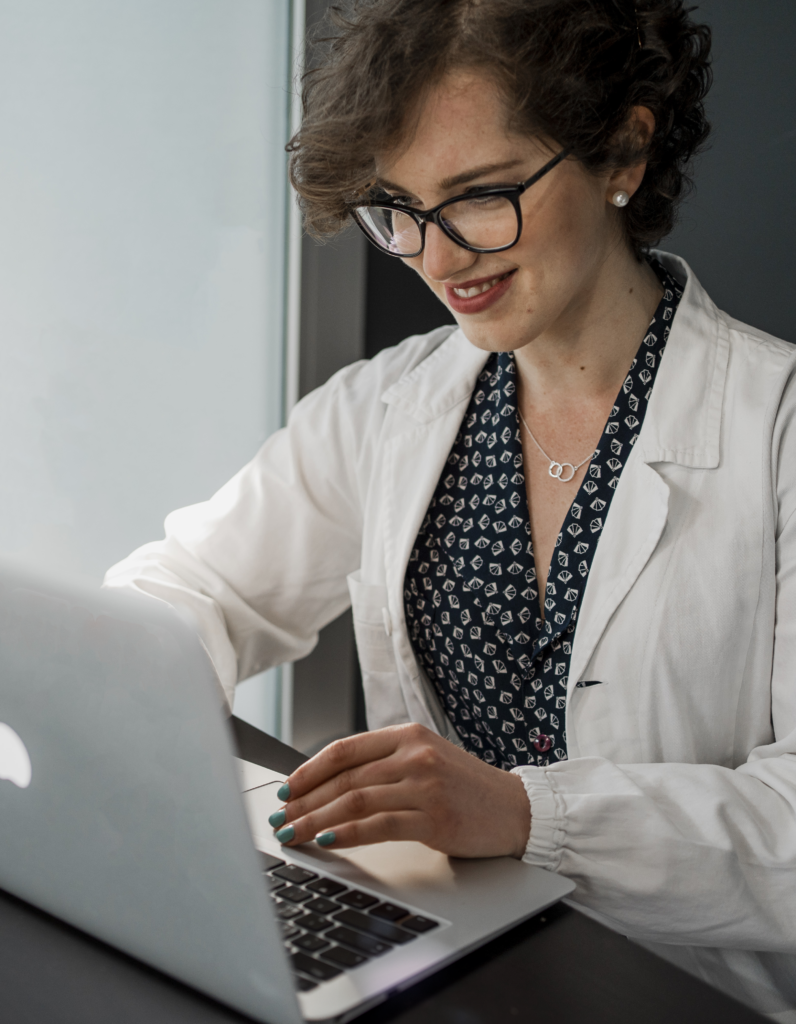 La dietista Gaia Gussoni prende appunti sul laptop, nel suo studio di Padova